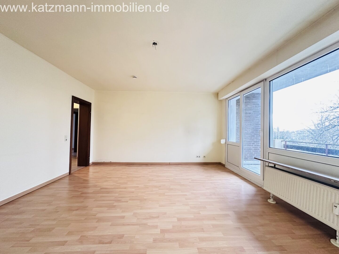 Wohnen/Essen (mit Zugang zur großen Loggia)