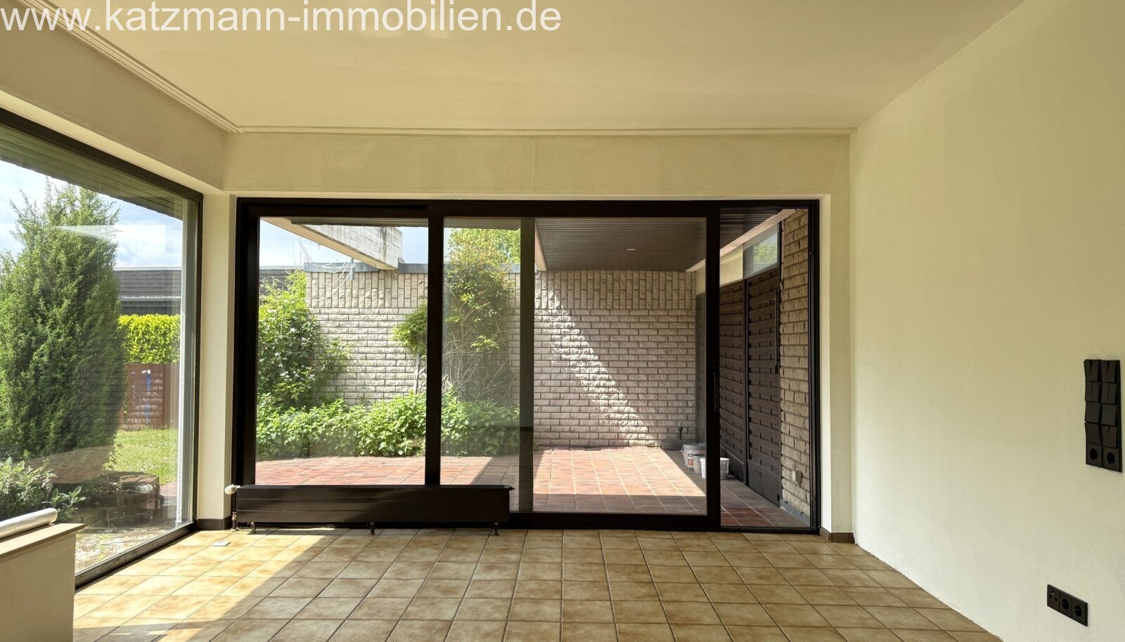Blick auf die Terrasse (Schiebetür)